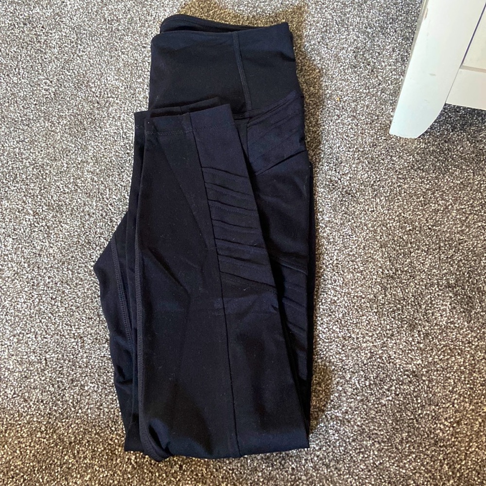 Black leggings with leg design